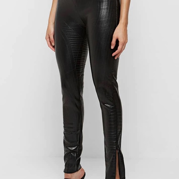 Black Debossed Contour Leggings - Picture 2 of 7